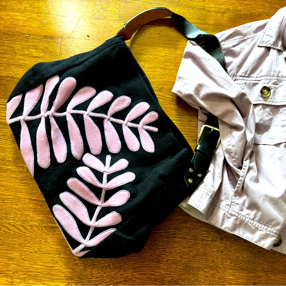 FROCK modern women’s blk/pink roomy wool shoulder tote bag, zip interior pocket